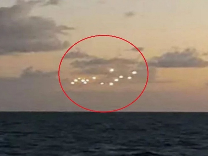 Fleet of mysterious lights appear above sea near North Carolina | Video : आकाशात दिसला रहस्यमय प्रकाश; लोक म्हणाले, हे तर एलियन्सचं विमान!