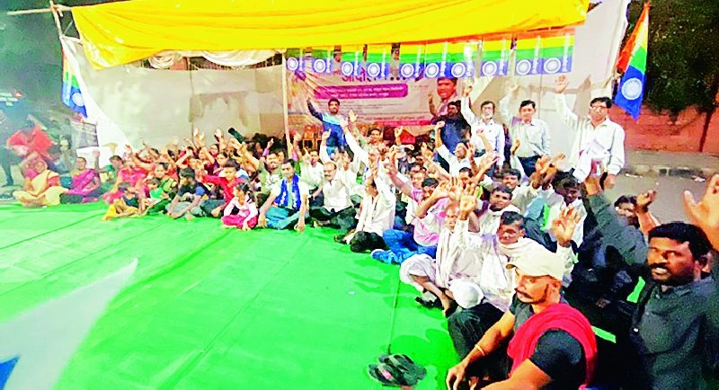 the villagers of chincholi have agitated against wcl for their demands in nagpur | न्यायासाठी अख्खे गाव उतरले रस्त्यावर, नागपूरच्या कुडकुडत्या थंडीत मांडला ठिय्या