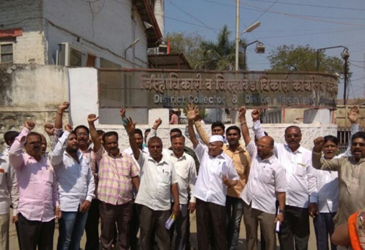 Nabhik's Front against the BJP's Shripad Chhatham in Nagar | नगरमध्ये भाजपच्या श्रीपाद छिंदम विरोधात नाभिक समाजाचा मोर्चा