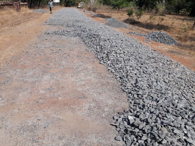 The poor work of the Nashawade-Wargaon road was stopped by the villagers | नाधवडे-वारगाव रस्त्याचे निकृष्ट काम शिडवणे ग्रामस्थांनी पाडले बंद