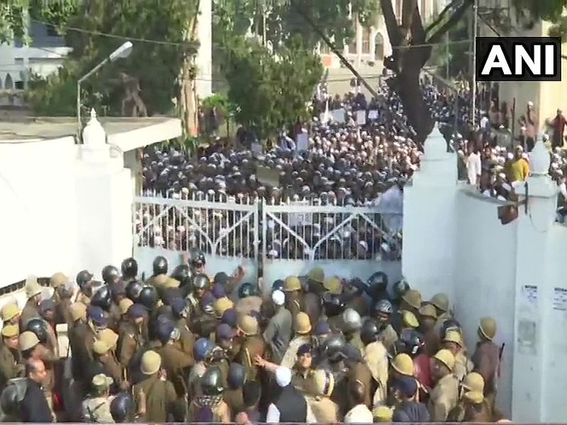 Citizenship Amendment Act :After Amu And Jamia Now Violent Protest In Lucknow Nadwa College Against Citizenship Law | CAA : नागरिकत्व कायद्याविरोधात विद्यार्थी आक्रमक; दिल्लीनंतर लखनऊ, हैदराबाद, मुंबईत आंदोलन