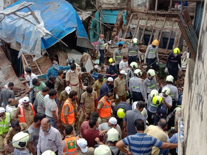 potion of a building collapsed in nagpada 3 t0 4 people likely to be trapped | नागपाड्यात दुमजली इमारतीचा काही भाग कोसळला; ढिगाऱ्याखाली ३-४ जण अडकल्याची भीती