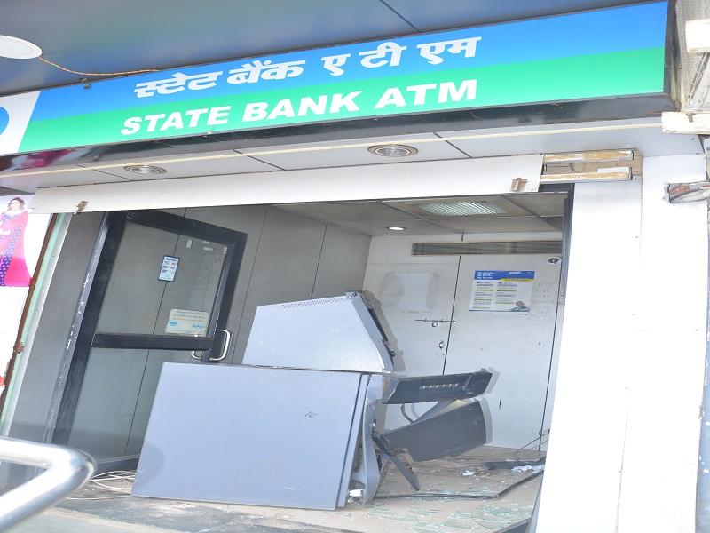 SBI ATM machine in Nagapur, on the road | नागापूरमधील एसबीआयचे एटीएम मशीन रस्त्यावर
