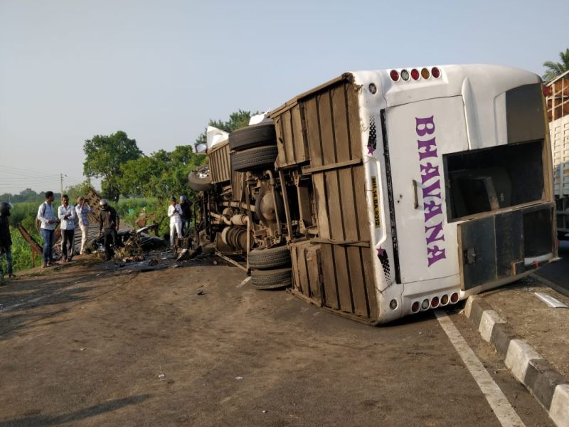 eight killed in road accident on Ahmednagar-Pune highway | अहमदनगर-पुणे महामार्गावर भीषण अपघात, 8 जणांचा मृत्यू
