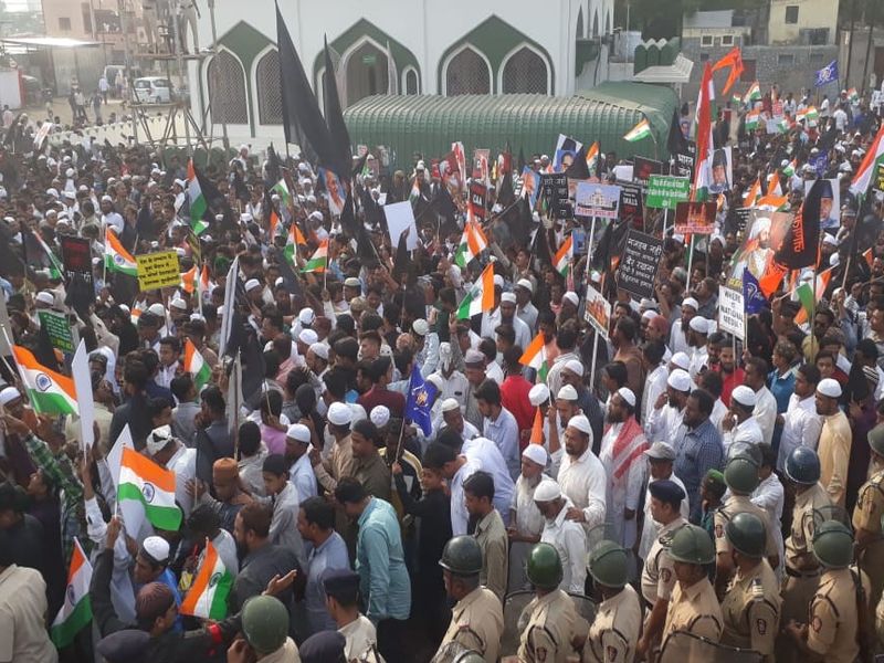 Thousands of citizens participate in Muslim march against CAA in Ahmednagar! | अहमदनगरमध्ये CAAच्या विरोधात मोर्चा, हजारो नागरिकांचा सहभाग!