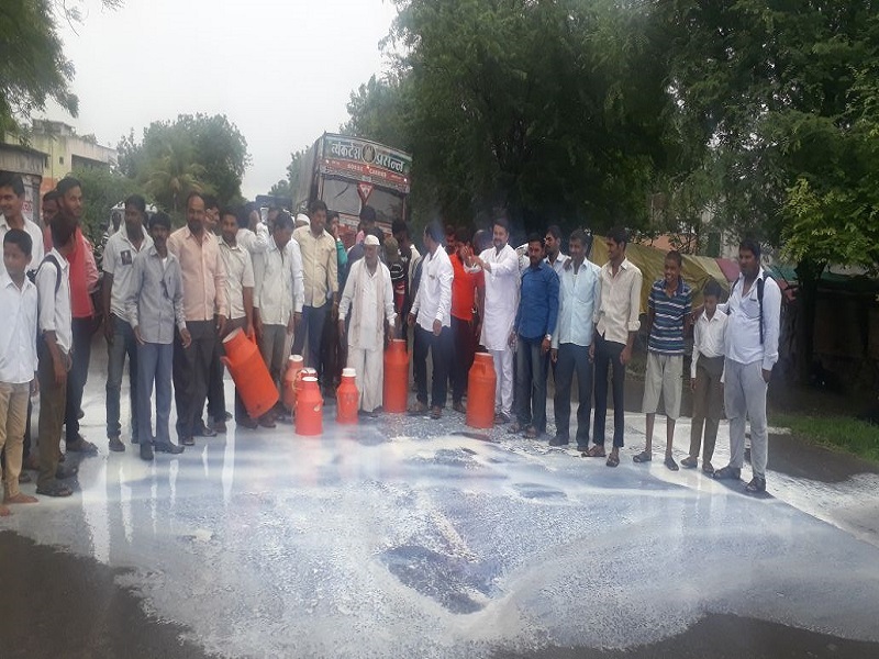 Milk movement agitated: Swabhimani's Ahmednagar District President accompanied by activists of police | दूध आंदोलन पेटले : स्वाभिमानीच्या अहमदनगर जिल्हाध्यक्षांसह कार्यकर्ते पोलिसांच्या ताब्यात