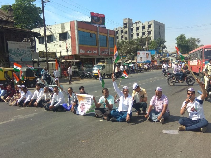 Hazare's condition is alarming; Stop the road in the city by protesting against the government | Anna Hazare Hunger Strike : सरकारच्या निषेधार्थ नगरमध्ये रास्ता रोको