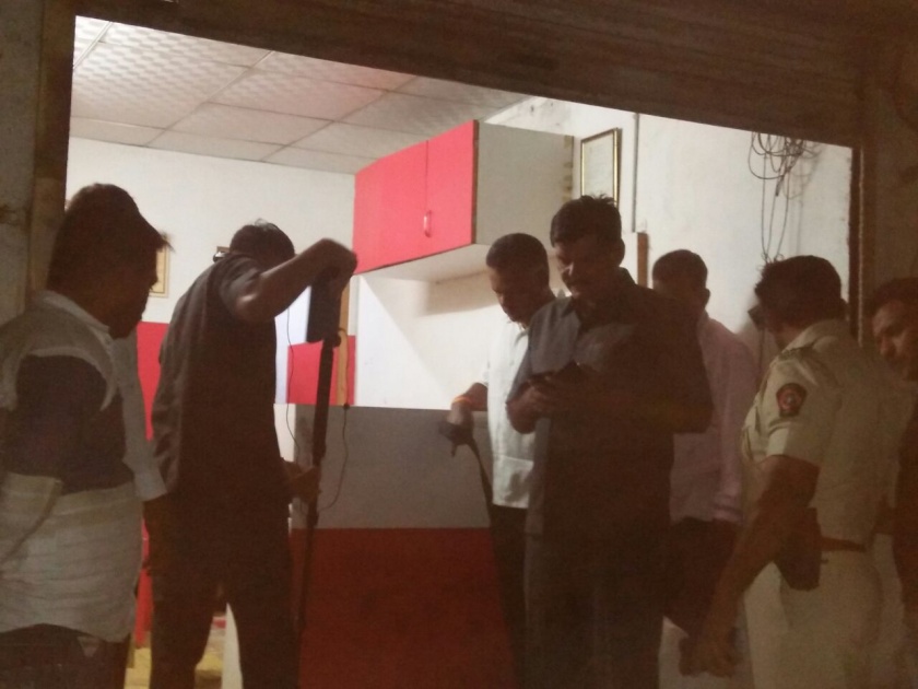  A bomb exploded in a courier parcel in Ahmadnagar city, three people injured | अहमदनगर शहरात कुरीअर पार्सलमध्ये स्फोट, तिघे जखमी