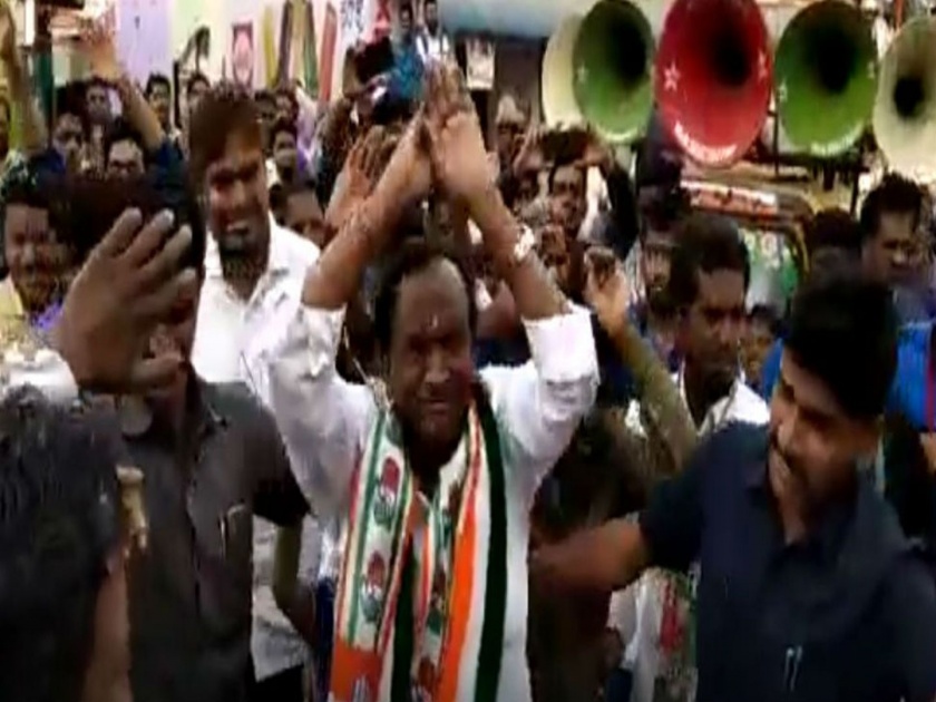 Congress Ministers doing Nagin Dance Viral in social media | Video: मतांसाठी कायपण..!! कर्नाटकच्या काँग्रेस मंत्र्याचा 'नागिन' डान्स व्हायरल 