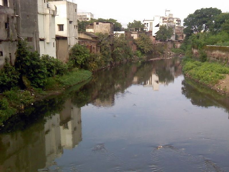 No place was marked on the banks of the river flowing through Nagpur city. As a result, the population is increasing and now over 5,000 houses along the river are in danger | नदीकाठावरील ५ हजार घरे कधीही येऊ शकतात धोक्यात; 'या' भागातील वस्त्या धोकादायक