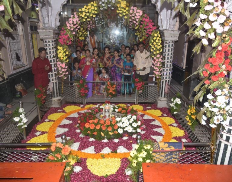Nagpanchami : Pujan and anointing took place at Nagpur | नागपुरात  नागपंचमीनिमित्त मंदिरांमध्ये झाले पुजन व अभिषेक