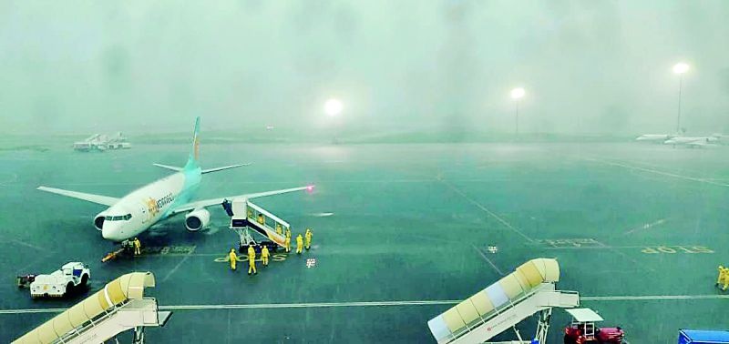 Due to the rains, detention of aircraft in Nagpur and effect on passengers | पावसामुळे नागपुरात विमानांच्या उड्डाणांना खोळंबा, प्रवाशांना त्रास