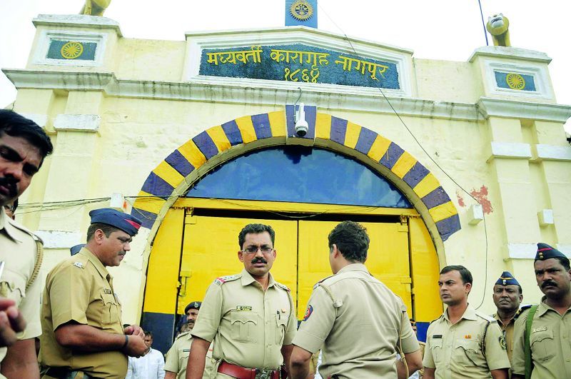 Prisoners attacked on jailer: Sensation in Nagpur Central jail | कैद्यांचा तुरुंगाधिकाऱ्यावर हल्ला : नागपूर मध्यवर्ती कारागृहात खळबळ