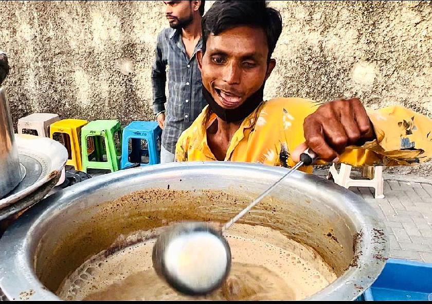 rising over disability, story of raees chaiwala in nagpur | नावाप्रमाणेच 'रईस'.. नागपूरच्या 'या' चहावाल्याला नक्कीच भेटा!