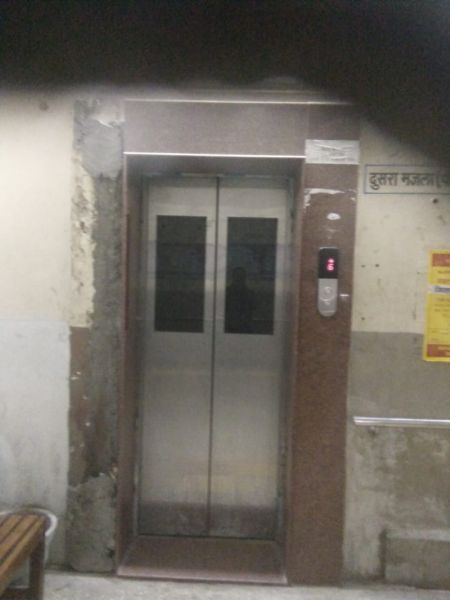 The lift in Nagpur district court again become danger to life | नागपूरच्या जिल्हा न्यायालयातील लिफ्ट पुन्हा जीवावर उठली