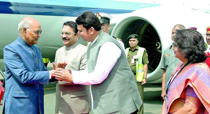 CM welcomes President Ram Nath Konvid's arrival in Nagpur | राष्ट्रपती रामनाथ कोंविद यांचे नागपुरात आगमन मुख्यमंत्र्यांनी केले स्वागत