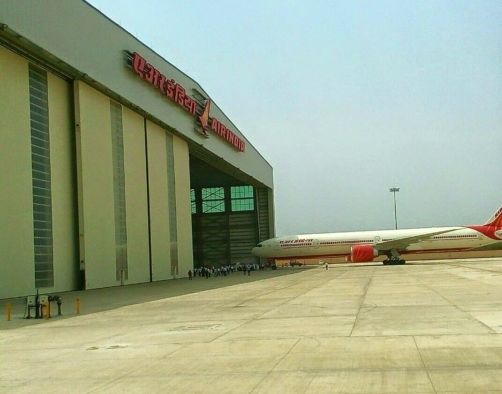 The plane is standing outside the hangar of the MRO due to lack of space | जागेअभावी एमआरओच्या हँगरबाहेर उभे आहे विमान