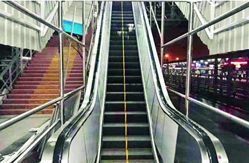 Escalator facility for travelers on the home platform | होम प्लॅटफार्मवरील प्रवाशांसाठी एस्केलेटरची सुविधा