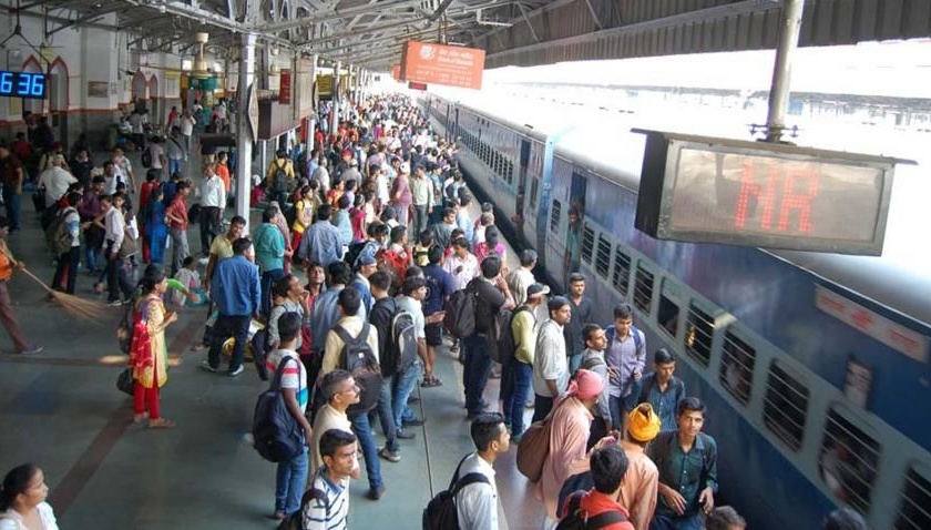 Trains for Mumbai heavy rush | मुंबईकडे जाणाऱ्या रेल्वेगाड्या फुल्ल