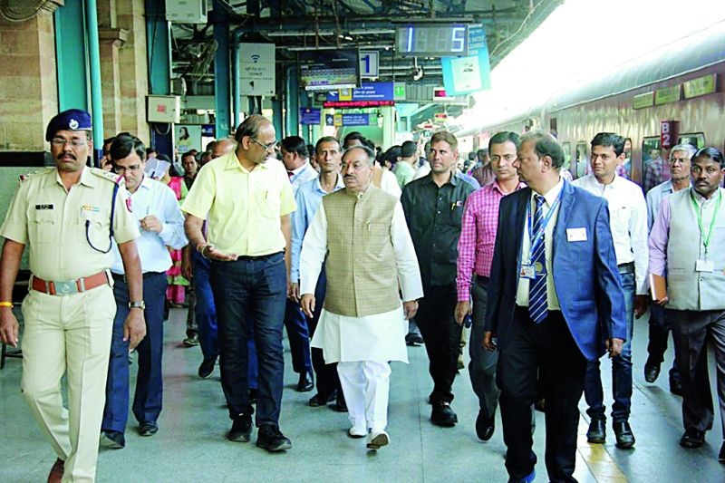 Nagpur Railway Station Inspection: Seeing obscene book, the President of the passenger Committee raged | नागपूर रेल्वेस्थानकाची पाहणी : अश्लील पुस्तक पाहून प्रवासी समितीच्या अध्यक्षांचा संताप