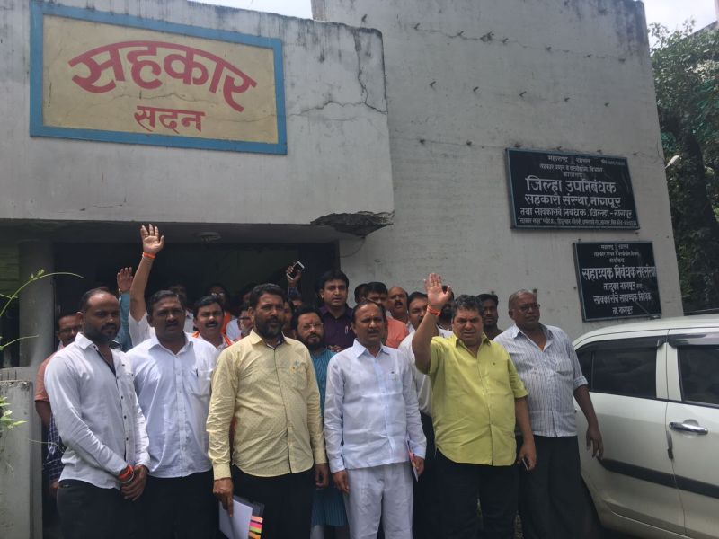 Shivsainik's movement in Nagpur led by MP Kirpal Tumane for farmers | शेतक-यांसाठी खासदार कृपाल तुमानेंच्या नेतृत्वात शिवसैनिकांचं नागपुरात आंदोलन 