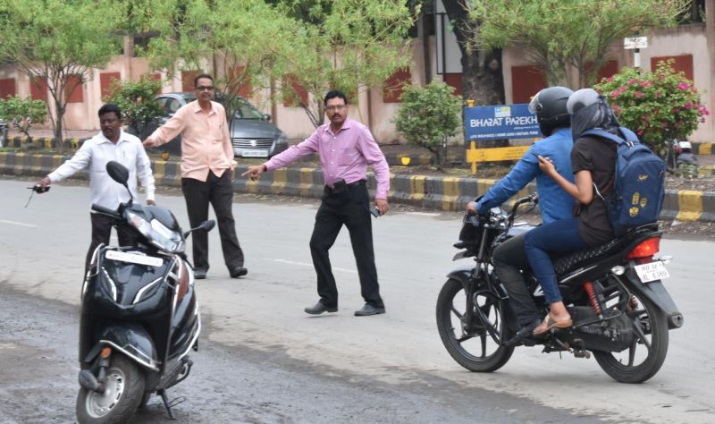 Posted Traffic Police Signal Crack Teams in Nagpur | नागपुरात वाहतूक पोलिसांच्या सिग्नल क्रॅक टिम्स तैनात