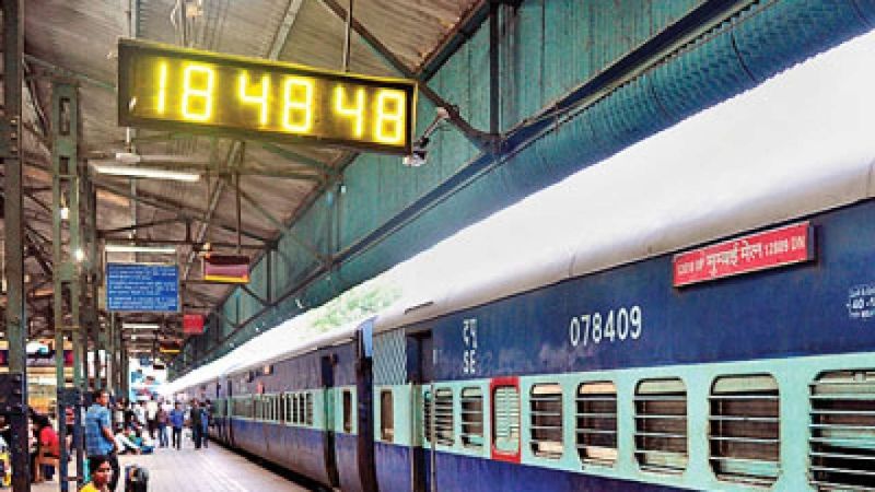 52,000 passenger trains canceled during the year | वर्षभरात ५२ हजार प्रवासी रेल्वेगाड्या रद्द