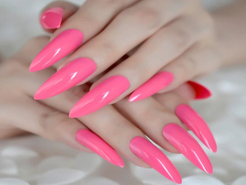 Tips to care nails and color nails by nail polish | नखांचं आरोग्य राखण्यासोबतच आकर्षक दिसण्यासाठी 'या' टिप्स ठरतील उपयुक्त!