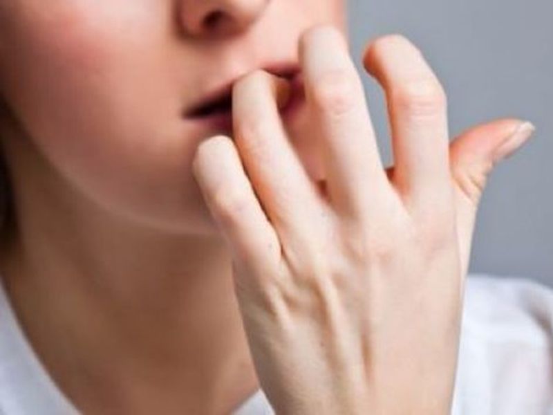 Health Tips : Risks of nail biting And how to stop biting your nails | नखं खाण्याची सवय अशी पडू शकते महागात, या आजारांचा धोका