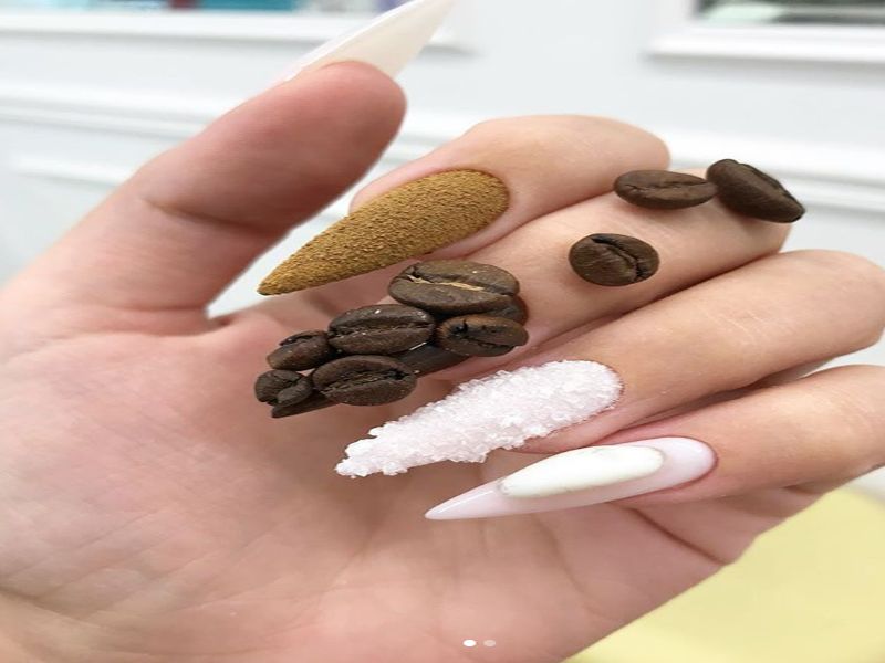 russian based nail sunny salon used living ants in nail art | Shocking : नेल आर्टसाठी 'या' सलूनमध्ये करण्यात येतोय जीवंत मुंग्यांचा वापर!