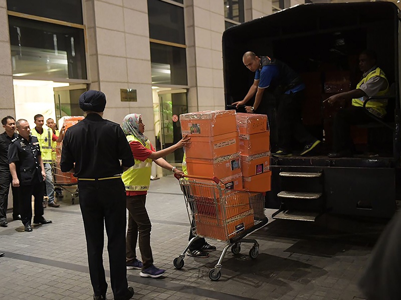 Malaysia: Bags of cash, jewellery seized from Najib's properties | मलेशिया; नजीब रजाक यांच्या घरात सापडल्या पैसे, दागिने भरलेल्या बॅगा