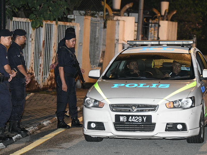 Malaysia: Police raid former PM Najib Razak's residences | नजीब रजाक यांच्या निवासस्थानांवर छापे, भ्रष्टाचाराच्या प्रकरणांची चौकशी सुरु