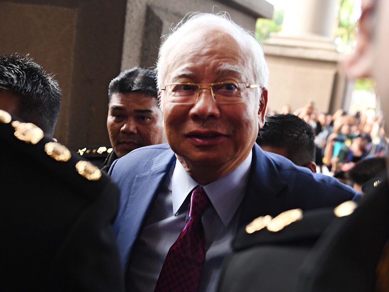 Malaysia's ex-PM Najib charged with corruption over 1MDB | मलेशियाचे माजी पंतप्रधान नजीब रजाक यांच्यावर भ्रष्टाचाराचे आरोप