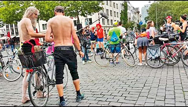World Naked Bike Ride - on road | World Naked Bike Ride - तरुण मुलं नग्न होत रस्त्यावर का उतरलेत?