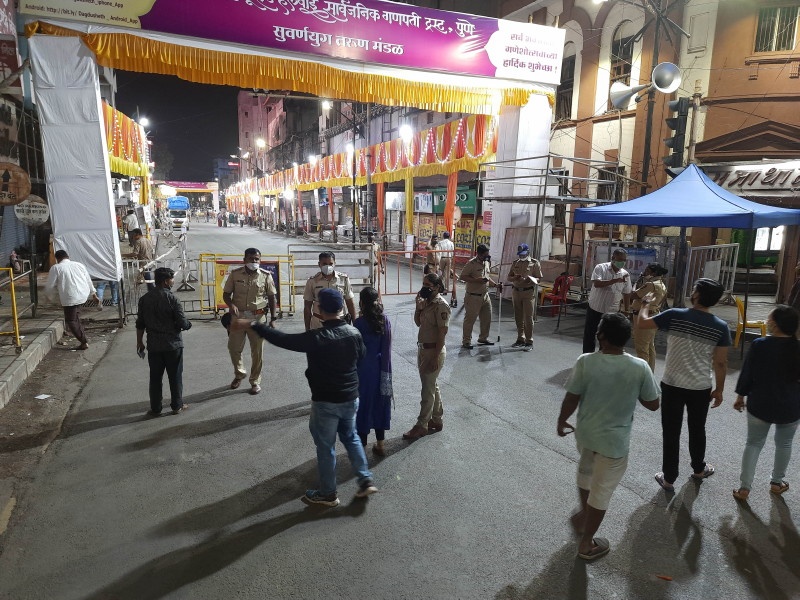 Blockade in Pune after 10 pm; As the crowd for Ganesh Darshan begins to grow, there will be an inquiry of those who walk without any reason | पुण्यात रात्री दहानंतर नाकाबंदी; गणेश दर्शनासाठी गर्दी वाढू लागल्यानं विनाकारण फिरणाऱ्यांची होणार चौकशी