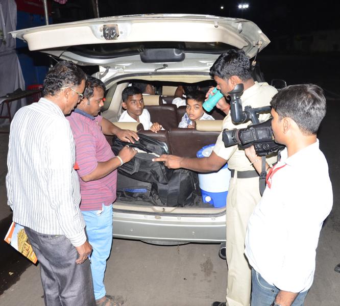 Police 'Mission Blockade' in Solapur; Look at weapons, alcohol and cash | सोलापुरात पोलीसांची ‘मिशन नाकाबंदी’ ; शस्त्रे, मद्य अन् रोकडवर नजर 
