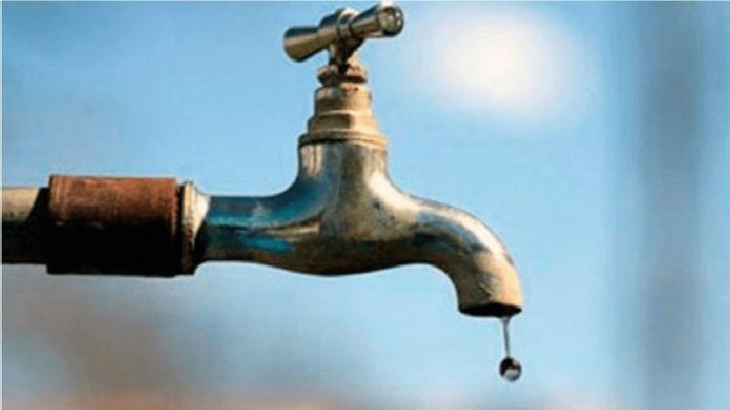 water supply shortage villagers have to walk 2 km for water | गाव उंचावर... सांगा कसे पाेहाेचेल नळाचे पाणी, गावकरी त्रस्त