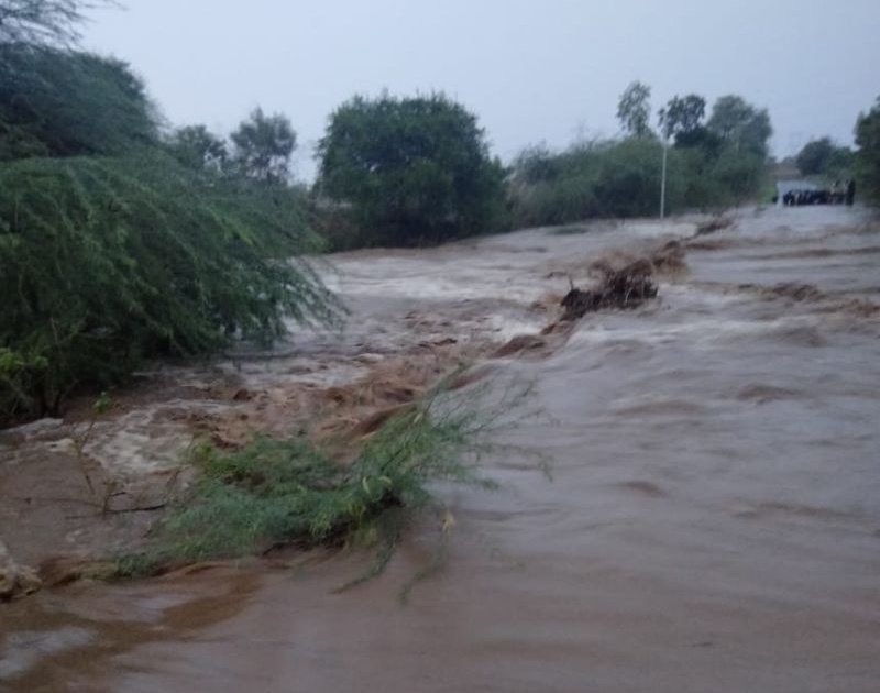 Due to cloudburst rain in Vairagad area, the nala was flooded | वैरागड भागात ढगफुटी सदृश्य पावसामुळे नदी, नाल्यांना पुर