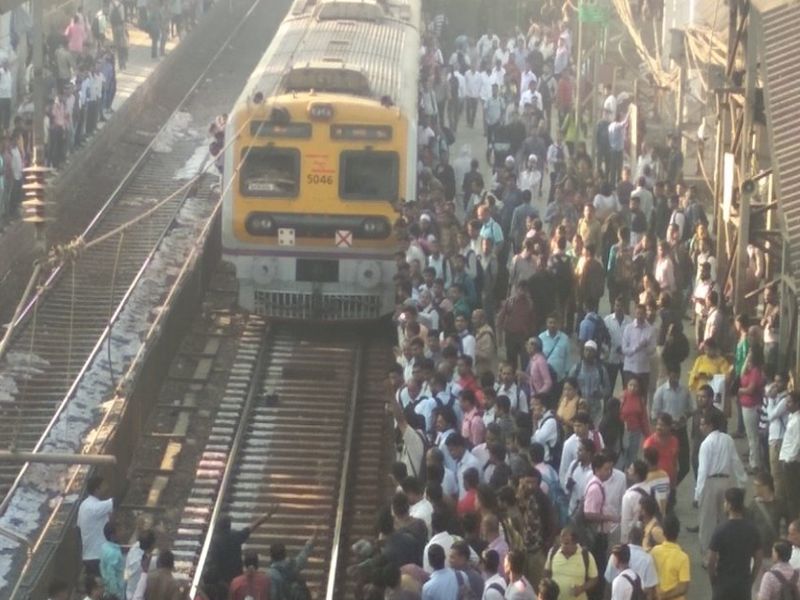 pulwama attack : Passengers Stop the Railway service from Nalasopara to Virar | नालासोपारा येथील आंदोलन चार तासांनंतर मागे, दहशतवाद्यांविरोधात नागरिकांमध्ये संताप