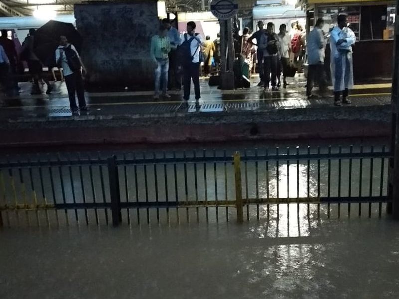 heavy rain mumbai train movement between Vasai Road Virar is suspended | Mumbai Rain: नालासोपाऱ्यात रेल्वे रुळ पाण्याखाली; वसई-विरार दरम्यानची लोकल सेवा ठप्प
