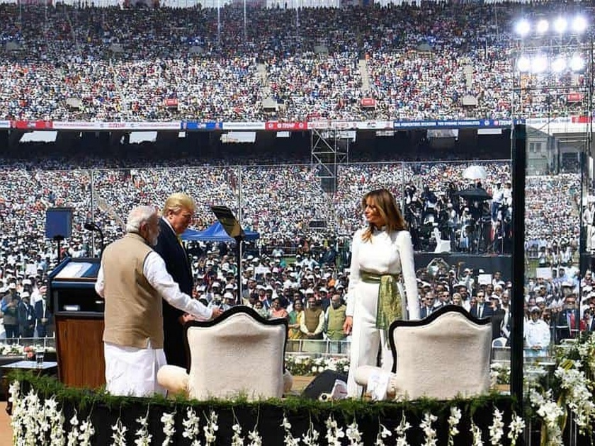 Donald Trump Visit: Modi delivered a big message by placing only two chairs on the platform | Donald Trump Visit: किस्सा कुर्सी का; व्यासपीठावराच्या दोन खुर्च्यांमधून मोदींनी दिला मोठा संदेश