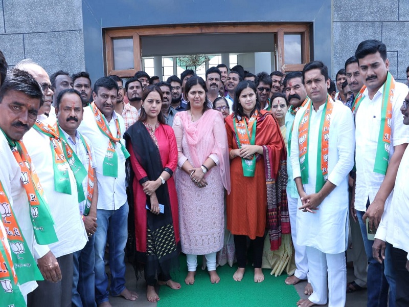 Maharashtra Assembly Election 2019 : Big shock ... Sharad Pawar gave her candidature, that Namita Mundada joins BJP! | मोठा धक्का... खुद्द शरद पवारांनी ज्यांना दिली उमेदवारी, त्या नमिता मुंदडा भाजपावासी!