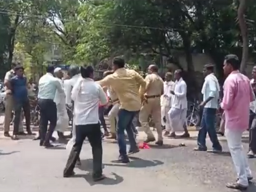 Self-immolation attempt of Karegaon villagers for road demand | रस्त्याच्या मागणीसाठी कारेगाव ग्रामस्थांचा आत्मदहनाचा प्रयत्न