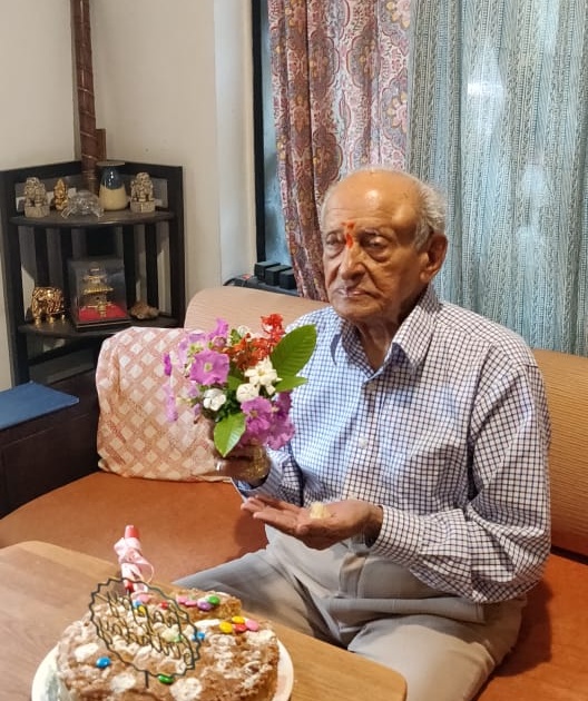 Nana Bandivadekar of Panhala celebrated 100th birthday online | पन्हाळ्याच्या नाना बांदिवडेकरांनी केली शंभरी पार, ऑनलाईन साजरा झाला वाढदिवस