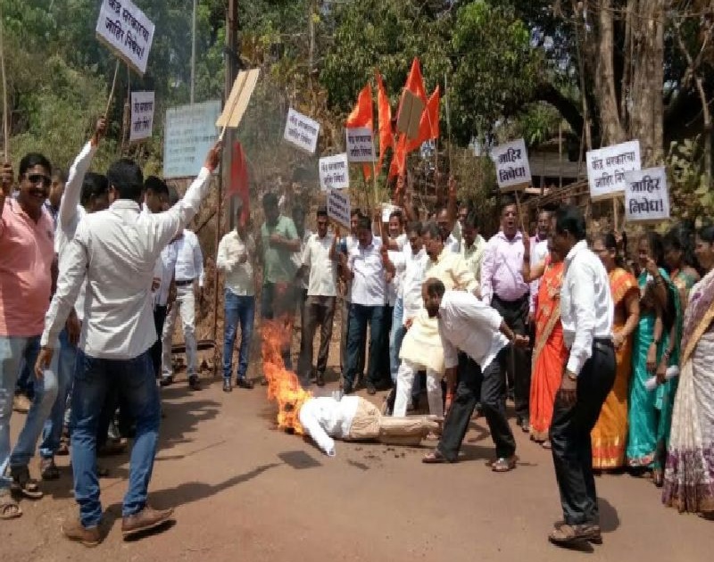 Shiv Sainiks protest Nanar Refinery Project | नाणार रिफायनरी प्रकल्पाच्या सामंजस्य कराराची शिवसैनिकांनी पुतळा जाळून केली होळी