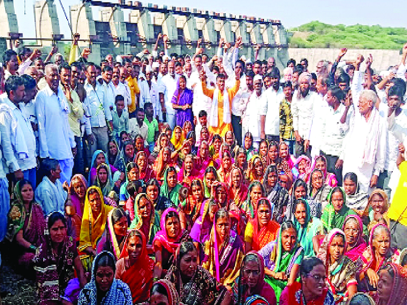Strong opposition to the government's decision against the Mookarabad dam | मावेजावरून मुक्रमाबाद धरणग्रस्तांकडून शासन निर्णयाचा कडाडून विरोध