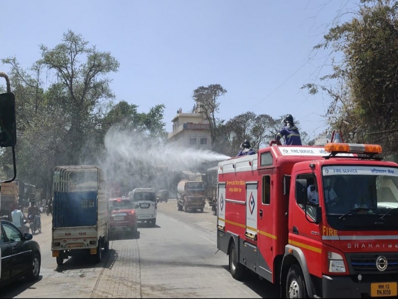 corona virus; Disposal of roads in Nanded city by fire brigade | corona virus ; अग्निशमन दलाकडून नांदेडगावात रस्ते निर्जंतुकीकरण