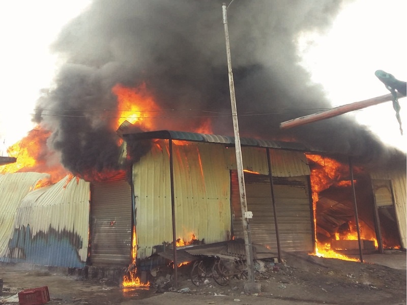 Fire at furniture godown in the mahur, loss of millions | माहुरात फर्निचर गोदामास आग, लाखोंचे नुकसान 