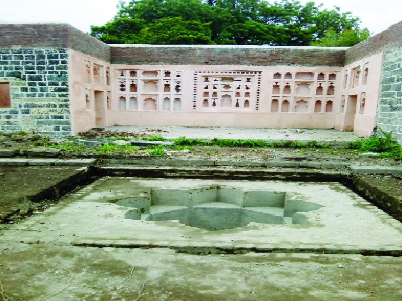 Founded in Bhainkot fort of Kandhara | कंधारच्या भुईकोट किल्ल्यात आढळला हौद