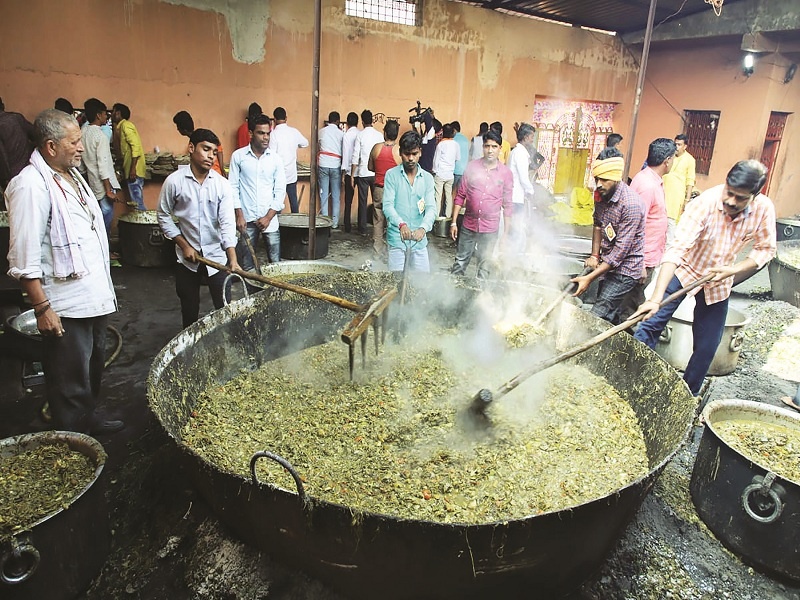 150 quintal's dish and 50 quintal's of bhakari's prasad in Tamasa Fair. Thousands of devotees took the taste | तामसा यात्रेतील १५० क्विंटल भाजी अन् ५० क्विंटलच्या भाकरीच्या महाप्रसादाला अमृताची गोडी